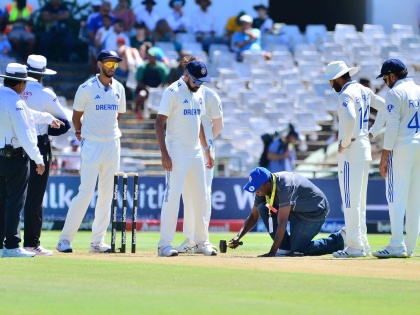The shortest match in Test history, ICC rates Cape Town pitch 'unsatisfactory' after Test between India and South Africa finishes inside two days | कसोटीच्या इतिहासातील सर्वात छोटा सामना, रोहितच्या नाराजीनंतर ICC ने खेळपट्टीचा निकाल लावला