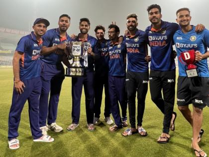 A series whitewash over West Indies has helped India overtake England at the top of the ICC Men's T20I Team Rankings | वेस्ट इंडिजवर निर्भेळ यश मिळवणाऱ्या टीम इंडियाचा ICC कडून गौरव; भारतीय चाहत्यांना दिली आनंदाची बातमी