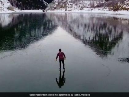 #SocialViral: video of skater playing upon frozen river in america | #SocialViral : बर्फाने गोठलेल्या नदीत स्केटिंग करणाऱ्या तरुणाचा व्हिडिओ प्रचंड व्हायरल