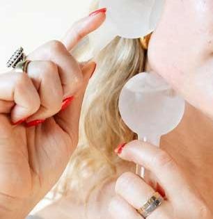 बर्फाच्या पांढऱ्याशुभ्र चौकोनी तुकड्याचे पाहा ५ उपयोग, गारेगार स्पर्श-मसल रिलॅक्स आणि चेहरा सुंदर