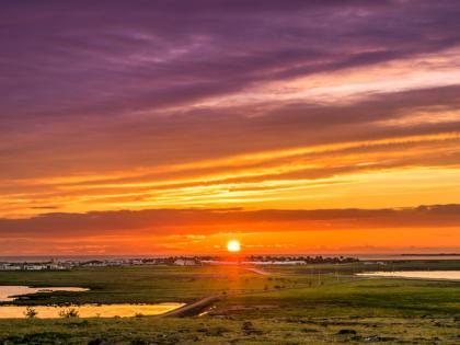 Iceland where the sun never sets for a few months | 'या' देशात तीन महिने मावळत नाही सूर्य, रात्रीही असतो दिवसासारखा उजेड!