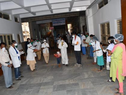 The first corona-free baby in Ichalkaranji is discharged with a round of applause, a shower of flowers | CoronaVirus Positive News इचलकरंजीतील पहिल्या कोरोना मुक्त बालकास टाळ्यांच्या गजरात, फुलांच्या वर्षावात डिस्चार्ज