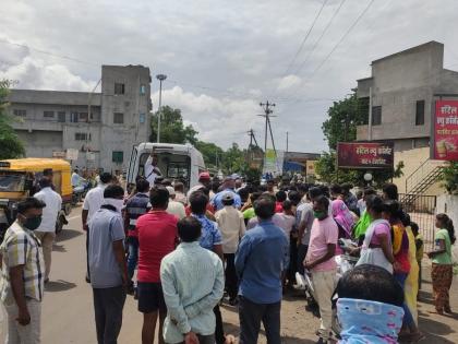 One died on the spot after falling off a moped and being found in the wheel of a tempo | मोपेडवरून घसरून टेम्पोच्या चाकात सापडल्याने एकाचा जागीच मृत्यू