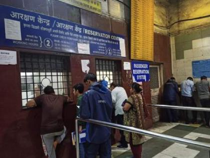 IRCT website closed Central Railway has opened additional ticket windows at 30 locations | 'आयआरसीटीची' वेबसाईट बंद! मध्य रेल्वेने ३० ठिकाणी सुरू केल्या अतिरिक्त तिकीट खिडक्या  