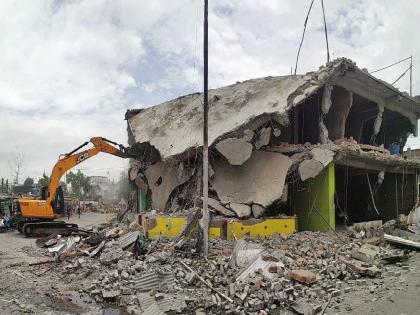 Bulldozers on illegal constructions of goon Abu in Tajbagh, NMC demolishes 5 illegal constructions in police presence | ताजबागमधील गुंड आबूच्या अवैध बांधकामांवर बुलडोझर