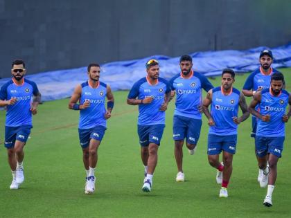 IND vs AUS T20I : Jasprit Bumrah is fit, Say Suryakumar yadav; Rohit Sharma call EMERGENCY MEETING to discuss bowling woes | IND vs AUS : रोहित शर्माने इमर्जन्सी मिटींग बोलावली, गोलंदाजांची शाळा भरवली; जसप्रीत बुमराहबाबत महत्त्वाचे अपडेट्स 