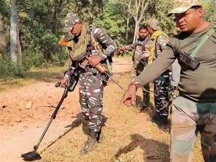 naxalite attack during elections- in chhattisgarh crpf team attacked with ied blast | छत्तीसगडमध्ये मतदानादरम्यान CRPF टीमवर नक्षलवाद्यांचा हल्ला, केला IED स्फोट