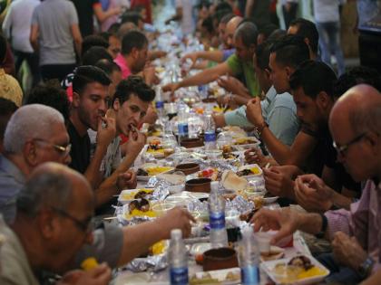 Iftar parties in Ramadan are in full swing this year! | रमजानमधील इफ्तार पार्ट्याना यंदा  लगाम  !