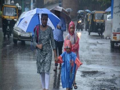 The evacuees run out of their homes due to occasional heavy showers | मुंबई गारेगार! अधूनमधून येणाऱ्या मोठ्या सरींमुळे घराबाहेर पडलेल्यांची धावपळ