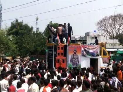 A wave of patriotism in Washima awaits the cremation of Amol Gore; Citizens entered the Vashim city to pay their respects | शहीद अमोलच्या पार्थिवच्या प्रतिक्षेत वाशिमात देशभक्तीची लहर; शहरात जागाेजागी श्रध्दांजलीसाठी नागरिक दाखल