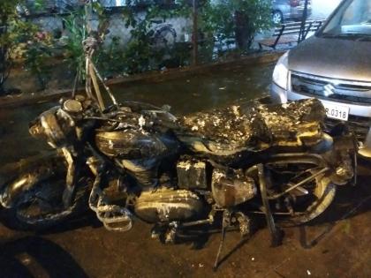 Fire breaks out while kicking Royal Enfield in Thane; The fire engulfed two meter boxes | ठाण्यात रॉयल एनफिल्डला किक मारताना लागली आग; आगीने दोन मीटर बॉक्स पेटले