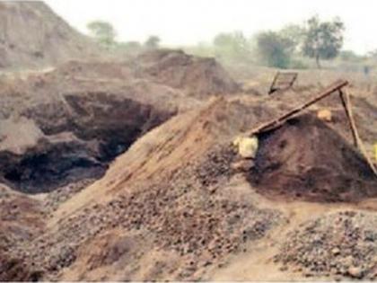 Illegal excavation of sand from the basement by digging hills on government land | सरकारी जमिनीवरील टेकड्या पोखरून भुयारांमधून वाळूचे अवैध उत्खनन