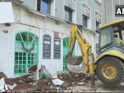 14 people died after the death of municipality Hammer on illegal construction in Kamala Mill area | VIDEO - 14 जणांच्या मृत्यूनंतर महापालिकेला आली जाग! कमला मिल परिसरातील बेकायदा बांधकामावर चालवला हातोडा