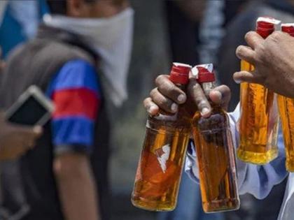 The illegal sale of liquor started from a grocery store | चक्क किराणा दुकानातुन सुरु होती देशी दारुची अवैध विक्री