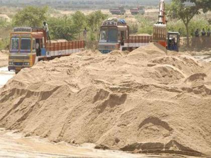 Illegal traffic of sand in Akola on 'Royalty' of Madhya Pradesh | मध्य प्रदेशच्या ‘रॉयल्टी’वर अकोल्यात वाळूची अवैध वाहतूक; २.३१ लाखांचा दंड