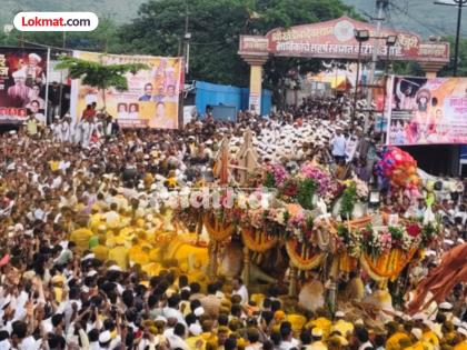 ashadhi wari Mauli welcomed with a grand feast in Jejuri; Mauli devotees had darshan of the ancestral deity | Ashadhi Wari : माऊलींचे जेजुरीत भंडार्याच्या उधळणीत स्वागत; माऊली भक्तांनी घेतले कुलदैवताचे दर्शन ashadhi wari Mauli welcomed with a grand feast in Jejuri; Mauli devotees had darshan of the ancestral deity | Ashadhi Wari : माऊलींचे जेजुरीत भंडार्याच्या उधळणीत स्वागत; माऊली भक्तांनी घेतले कुलदैवताचे दर्शन