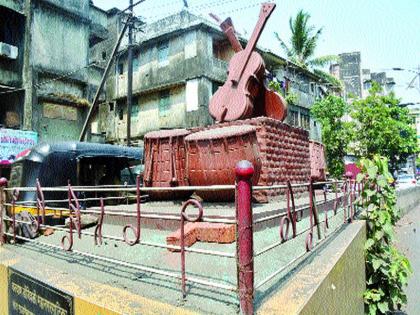 Publican of Prahlad Shinde, a public performer in Kalyan | कल्याणमधील लोकगायक प्रल्हाद शिंदे स्मारक झाले मद्यपींचा अड्डा