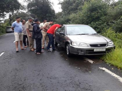 After the mysterious disappearance of the young man, the suicide of the teenager, the incident happened in Ambooli, the blood vessel found in the car | तरुणी गूढरीत्या बेपत्ता झाल्यानंतर युवकाची आत्महत्या, आंबोलीत घडला प्रकार, कारमध्ये सापडला रक्ताचा सडा