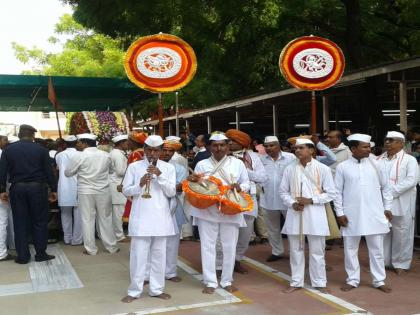 The Palikhi of Gajananan Maharaj Institute of Shegaon is headed towards Pandharpur | शेगावच्या गजानन महाराज संस्थानची पालखी पंढरपूरकडे मार्गस्थ