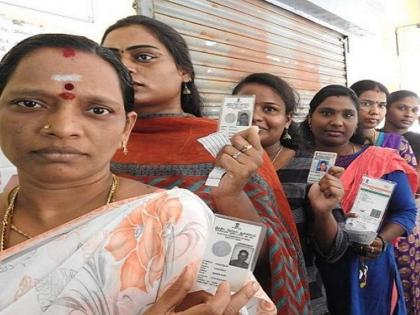 A crowd of voters in the Byculla assembly constituency, the basis for summer | भायखळा विधानसभा मतदारसंघात मतदारांची गर्दी, उन्हापासून बचावासाठी आडोशाचा आधार