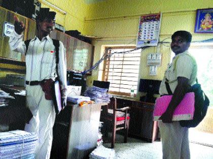 Dahanu panchayat committee falls on 'police raids' | ...अन् डहाणू पंचायत समितीवर पडला ‘पोलिसांचा छापा’