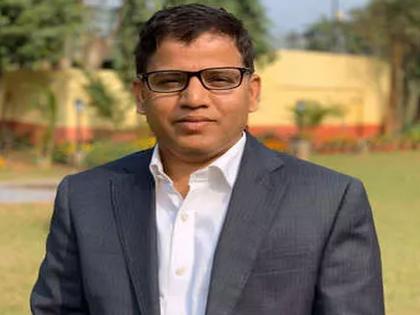 coronavirus ias officer personal tragedy did not stop him from his duty vrd | ड्युटी फर्स्ट! वडिलांच्या निधनानंतर IAS अधिकारी दोन दिवसांतच कामावर रुजू