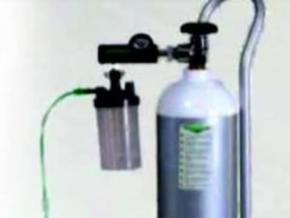 Lack of oxygen to Sangamner; The rush of relatives of patients | संगमनेरला ऑक्सिजनचा तुटवडा; रुग्णांच्या नातेवाईकांची धावपळ Lack of oxygen to Sangamner; The rush of relatives of patients | संगमनेरला ऑक्सिजनचा तुटवडा; रुग्णांच्या नातेवाईकांची धावपळ