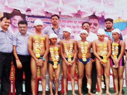 The boys in Pen set a record for crossing 233 km | पेणमधील मुलांनी केला २३३ किलोमीटर अंतरपोहून पार करण्याचा विक्रम