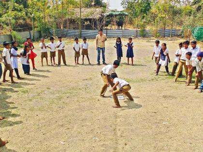 back to school with hope & dreams.. | शिकण्या-शिकवण्याचा प्रयोग करणारा तरुण जेव्हा पुन्हा शाळेत जातो.