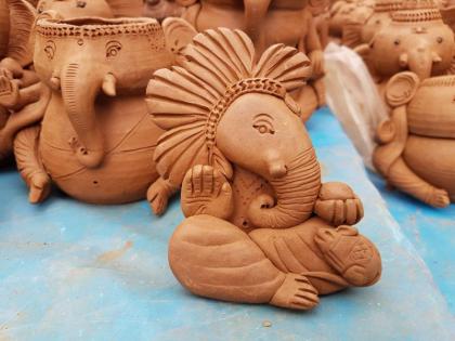 Red clay Ganesha idols are taking shape on the banks of river Wardha | वर्धा नदीच्या तीरावर आकार घेत आहेत लाल मातीच्या गणेशमूर्ती