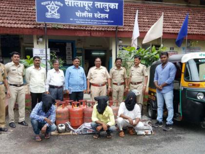 Two miscreants seized at an illegal gas payment center at Solapur, worth over Rs 1.45 lakh | सोलापूरात अवैध गॅस भरणा केंद्रावर दोन ठिकाणी धाडी,  १ लाख ३५ हजारांचा मुद्देमाल जप्त