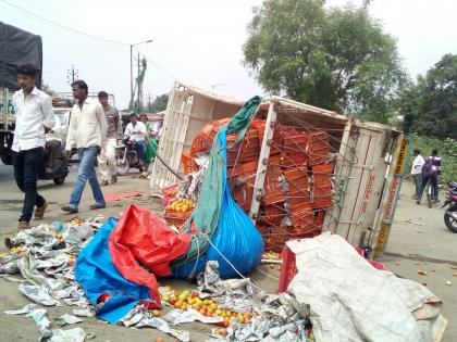 Car and cargo vehicles hit face to face | कार व मालवाहू वाहन समोरासमोर धडकले