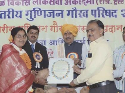 Kiran Shankar Sharda Devi is honored with the state level Nariratna award! | कीर्तनकार शारदादेवी कमाणी राज्यस्तरीय नारीरत्न पुरस्काराने सन्मानीत!