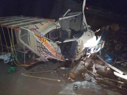 Truck pickup hits the van; Three killed on the spot | ट्रकची पिकअप व्हॅनला धडक; तीन जागीच ठार