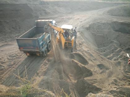  Sand smugglers 'raid' on rivers in Gangapur taluka | गंगापूर तालुक्यातील नद्यांवर वाळू तस्करांचा ‘दरोडा’