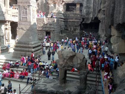  The crowd of tourists on the second day | दुस-या दिवशीही पर्यटकांची गर्दी