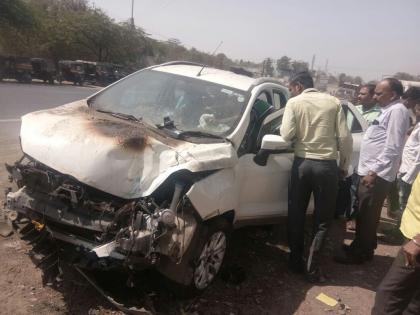 The car came to Jalgaon bus | जळगाव शहरानजीक बसवर आदळताच कारने घेतला पेट