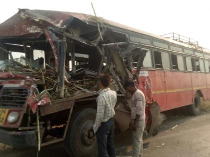 Jalgoan-Akkalkuwa bus accident, eight injured | जळगाव-अक्कलकुवा बसचा अपघात, आठजण जखमी