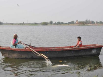 Chandrakalbai exercising to make a boat in the Godapatra | गोदापात्रात होडी हाकण्यासाठी कसरत करणा-या चंद्रकलाबाई