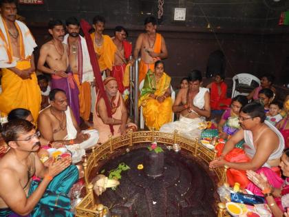 Start of the Abhintera Abhishek festival from Drabhatirtha in the temple of Dhrishneshwar | घृष्णेश्वर मंदिरात दर्भतीर्थाने अतिरुद्र अभिषेक सोहळ्यास प्रारंभ