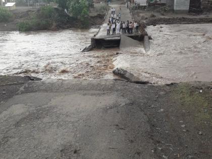  The pool in the throats has gone old | उपळीमधील पूल पुराने गेला वाहून