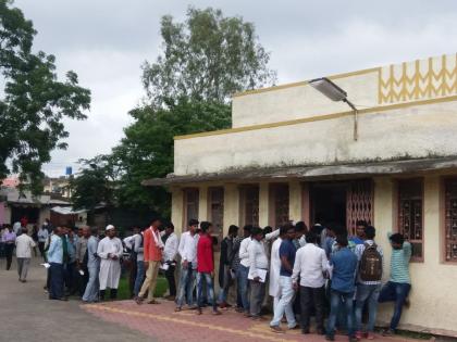 'Dabanggiri' of brokers in Vaijapur RTO camp | वैजापूरच्या आरटीओ कॅम्पमध्ये दलालांची ‘दबंगगिरी’ 'Dabanggiri' of brokers in Vaijapur RTO camp | वैजापूरच्या आरटीओ कॅम्पमध्ये दलालांची ‘दबंगगिरी’