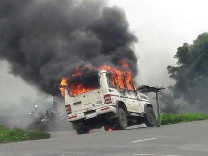 Maratha Kranti Morcha: Hingoli Maharashtra responds to a spontaneous response; A police jeep opened at Khanapur | Maratha Kranti Morcha : हिंगोलीत महाराष्ट्र बंदला उत्स्फूर्त प्रतिसाद; खानापूर येथे पोलीस जीप पेटविली