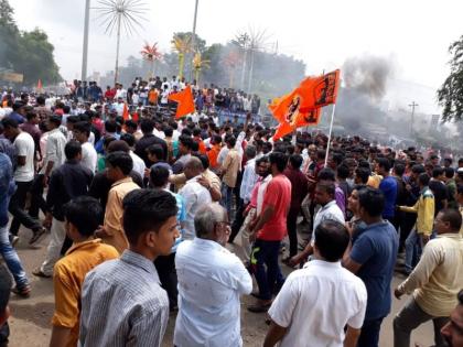 Shutting the tires in Nandurbar, the protesters burned the tires at the spot | नंदुरबारात कडकडीत बंद, आंदोलकांनी ठिकठिकाणी टायर जाळले