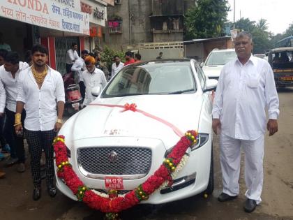 he distributed golden sweets for his new car | पुणेकरांचा नेम नाय !! नव्या गाडीचा अानंद साजरा करत वाटले साेन्याचे पेढे