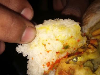 another lizards found in Badhapur's OM sai snacks wadapav | ओम साई सिद्धी खिडकी वडापावमध्ये आढळली पाल