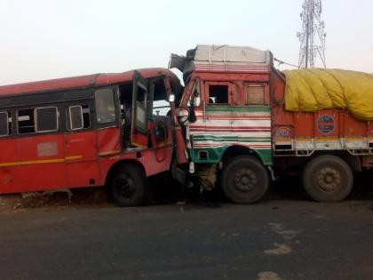 26 injured in truck-bus accident near Nanded | नांदेड जवळ ट्रक-बस अपघात २६ जण जखमी