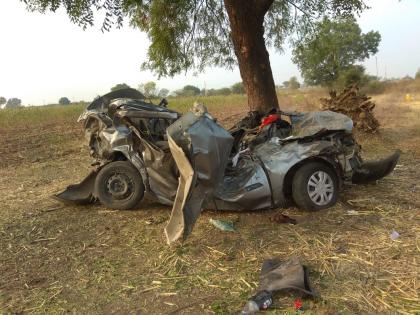 Indore's three clothes traders die in car accident near Majalgaon | माजलगावजवळ कार अपघातात इंदूरच्या तीन कपडा व्यापाऱ्यांचा मृत्यू