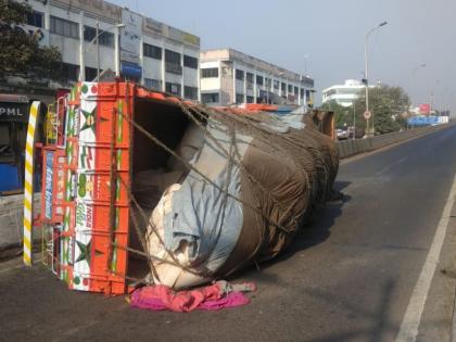 Truck hit to flyover and get damaged | उड्डाणपुलाला धडकुन निगडीत ट्रकचे नुकसान