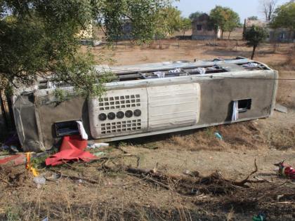 One woman passenger dead in luxury bus accident near Jalna, 20 injured | जालन्याजवळ लक्झरी बस उलटून एक महिला प्रवासी ठार; 20 जखमी